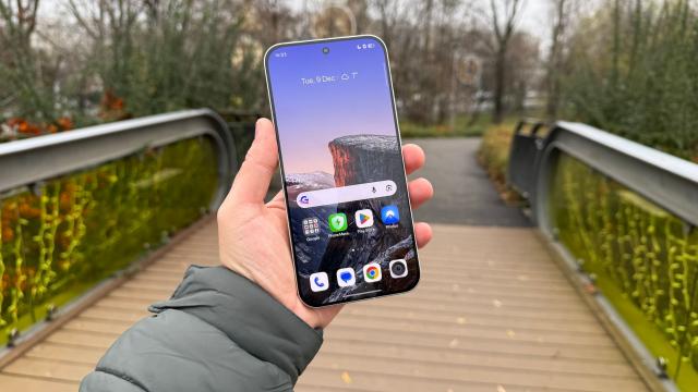 <b>realme GT 8 Pro: Display HyperGlow AMOLED foarte luminos, mare și bun de consum video, gaming</b>realme GT 8 Pro vine echipat cu un ecran de 6.79 inch care îl face un telefon destul de mare, la nivel de un iPhone Pro Max sau mai nou și Xiaomi Pro Max că tot s-a preluat această titulatură. Panoul este un HyperGlow AMOLED