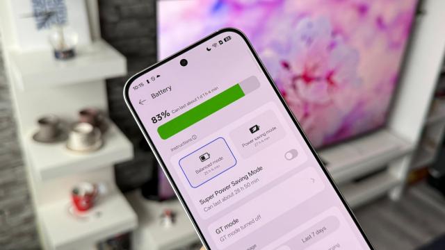 <b>realme GT 8 Pro: Bateria e făcută să livreze la video, utilizare continuă și chiar gaming (Si/C 7000 mAh)</b>La interiorul lui realme GT 8 Pro am dat de o baterie mare, Si/C, de 7000 mAh și nu credeam că voi ajunge în momentul în care să spun - dar nu e cea mai mare capacitate testată în ultima vreme.. Iată-ne ajunși în acest punct