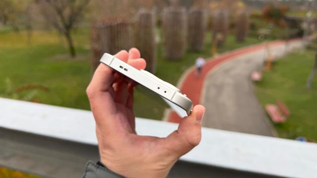 <b>realme GT 8 Pro: Conectivitate pusă la punct, 5G, WiFi 7, Bluetooth 6.0 și apeluri fără semnal?</b>Pe partea de conectivitate realme GT 8 Pro ne răsfață cu 5G, WiFi 7, NFC la 360 de grade, cât și Bluetooth 6.0 cu LE și BLE Audio. Avem și Dual Band GPS L1 + L5 pentru navigare precisă, slot dual-SIM și USB Type-C