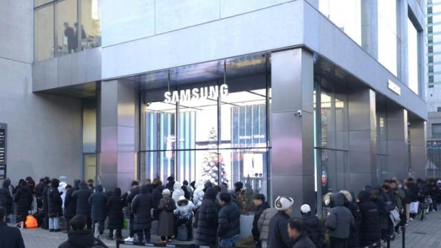 <b>Cozi şi sold out: triplu pliabilul Samsung Galaxy Z TriFold e vândut ca pâinea caldă în Coreea de Sud</b>A trecut ceva vreme de când nu am mai văzut un brand non Apple generând cozi şi aşa mult hype la o lansare. Mă refer la cozi în faţa magazinului cu ore bune înainte de deschidere. Fix asta s-a întâmplat în Coreea de Sud, odată cu debutul triplu pliabil