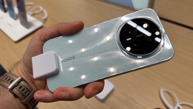 <b>HONOR Magic8 Hands on: ce e diferit faţă de Magic 8 Pro? (Video)</b>Atunci când am fost la sediul HONOR din Shenzhen, am avut ocazia să văd o sumedenie de produse cu şanse mici să vină în Europa. De la HONOR 500 la HONOR Magic V Flip 2, ediţie Jimmy Choo, dar şi Magic 8. Da, Magic 8 nu vine în Europa