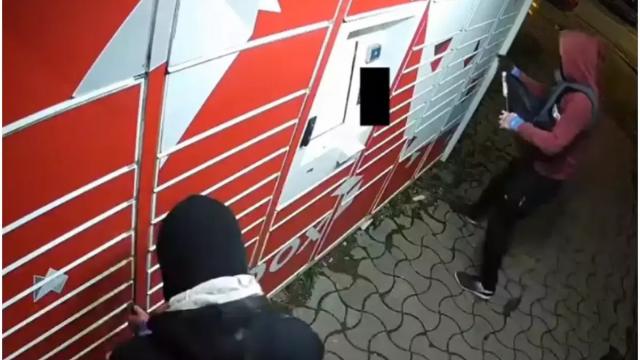 <b>Furt din easybox la Bacău: Doi tineri au încercat să fure telefoane comandate online</b>În Bacău, un incident cel puțin curios a atras atenția poliției. Doi tineri, în vârstă de 17 și 20 de ani, au fost prinși în flagrant în timp ce încercau să sustragă telefoane mobile dintr-un easybox în toiul nopții. Cei doi pare că și-au ales „prada”
