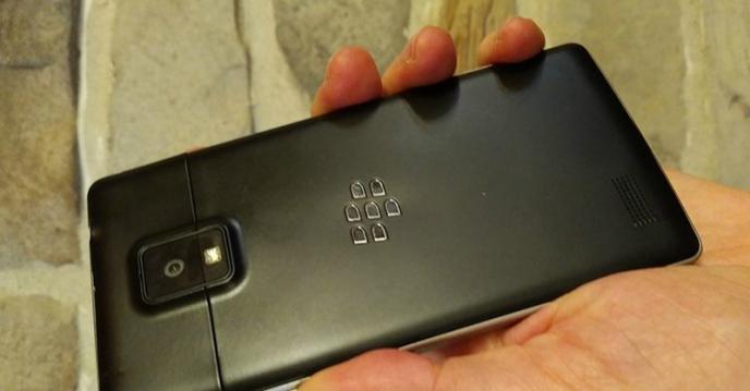 <b>Acesta este BlackBerry Ontario; succesorul lui Z30 ce a rămas la stadiul de prototip din motive de înțeles</b>Din când în când mai vedem și fotografii ale unor terminale anulate, iar fix astăzi avem parte de un asemenea leak. Îl privim astăzi pe BlackBerry Ontario, smartphone care aparent ar fi urmat să ajungă pe piață drept succesor pentru modelul Z30 ce rula