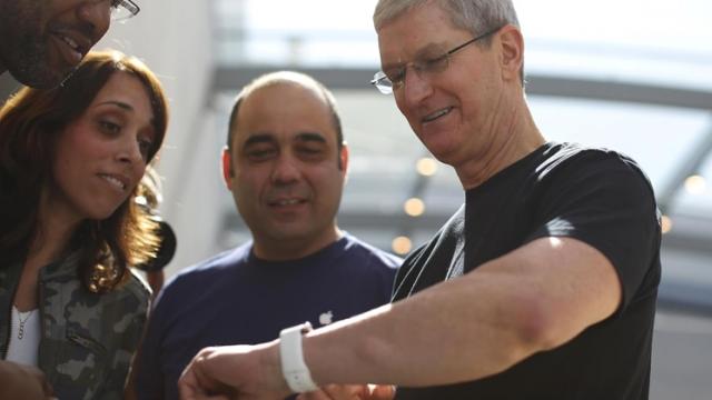 <b>CEO-ul Apple, Tim Cook a fost surprins testând un glucometru; Apple ar putea lansa echipamente medicale noi la WWDC</b>La ediția WWDC din acest an am putea vedea pe lângă noi tablete și boxa cu Siri și noi echipamente medicale care să exporte datele către suita Apple HealthKit. Recent, CEO-ul companiei, Tim Cook, a fost surprins testând un guclometru - semn că
