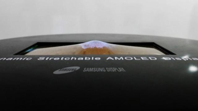 <b>Samsung Display prezintă un panou de display flexibil, cu tehnologie OLED</b>Filiala Samsung Display a prezentat astăzi un panou de display flexibil bazat pe tehnologie OLED pe care l-am putea vedea la un moment dat sau altul pe un smartphone. Aflăm că acest ecran urmează a fi afișat în cadrul convenției Society for Information