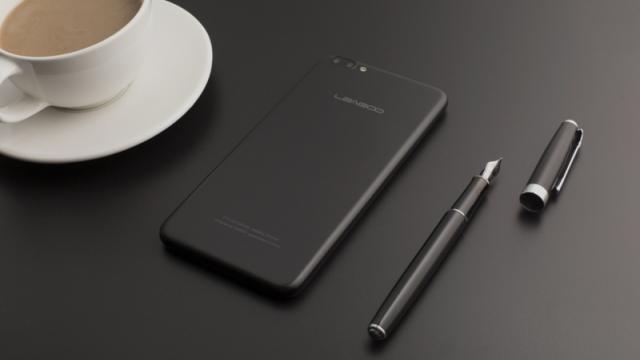 <b>Leagoo M7 este o clonă de iPhone 7 Plus ce se vinde pentru sub 70 dolari; aduce chiar și o cameră duală și rulează Android Nougat!</b>În portofoliul de produse LEAGOO regăsim de ceva vreme și smartphone-ul Leagoo M7, un terminal din zona de buget ce aduce la pachet dotări interesant. Acest produs este comercializat drept o clonă pentru iPhone 7 Plus și avem chiar și o cameră duală care