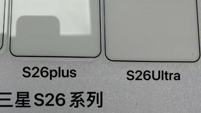 <b>Galaxy S26 Ultra va schimba formatul de ecran faţă de predecesor; Protecţiile de ecran apar fotografiate</b>După ce am aflat că Samsung ar fi mutat debutul seriei Galaxy S26 la final de februarie în loc de ianuarie 2026, acum aflăm că flagship-ul seriei va primi o schimbare de design. E vorba despre un display cu colţuri mai rotunjite