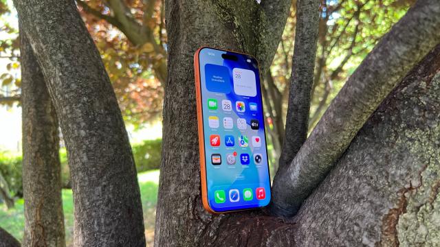 <b>iOS 26.1 se distribuie acum și aduce un nou stil de transparență pentru Liquid Glass, care sporește opacitatea</b>De astăzi se distribuie oficial și iOS 26.1, un release care rezolvă o problemă mare întâmpinată de către utilizatorii, aceea a lizibilității reduse a textului și elementelor transparente de deasupra în unele circumstanțe. Apple rezolvă asta