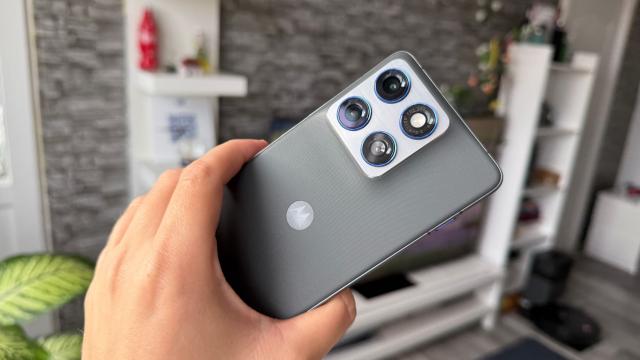 <b>Ultima zi pentru oferta Motorola edge 70 la eMAG; Beneficii în valoare de 2500 lei pentru primii 500 de cumpărători!</b>Motorola se pregătește de marea lansare a noului edge 70, un smartphone cu o talie de doar 6 mm grosime. Va rivaliza cu iPhone Air și Galaxy S25 Edge, doar că terminalul aduce și o baterie ceva mai „zdravănă”, de 4800 mAh. În așteptarea debutului