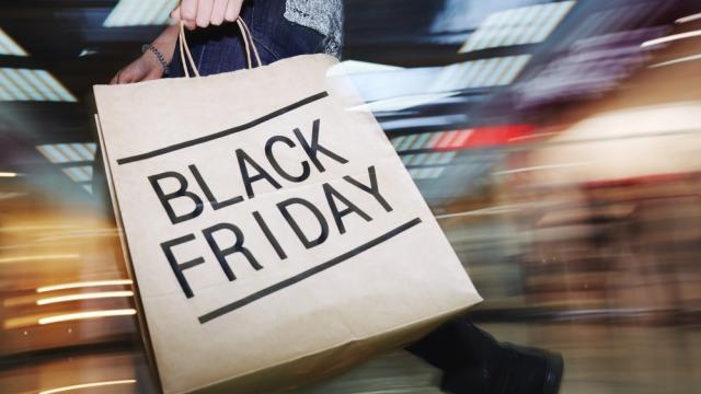 <b>ANCOM atrage atenția asupra haosului de Black Friday; întârzieri, colete pierdute și fraude în creștere</b>Creșterea comenzilor online din perioada Black Friday vine, previzibil, cu probleme legate de livrare. ANCOM recomandă mai multă atenție la opțiunile de expediere puse la dispoziție de comercianți, semnalând că acestea sunt deseori trecute cu vederea