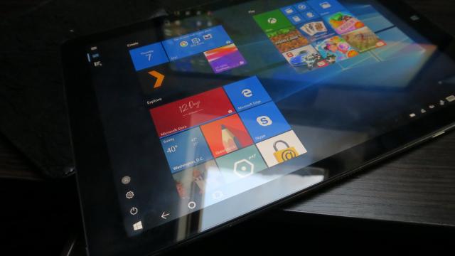 <b>Chuwi Hi13 Preview: tabletă cu ecran uriaş, de 13.5 inch şi procesor Apollo Lake; Avem şi un accesoriu special pentru dispozitiv! (Video)</b>Testăm iarăși o tabletă Chuwi, de această un model de-a dreptul gigant numit Chuwi Hi13. După cum îi spune și denumirea, avem de-a face cu un dispozitiv foarte generos la capitolul diagonală sosind cu un ecran de 13.5 inch ideal pentru