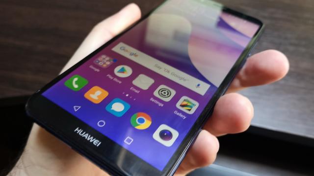 <b>Huawei Y7 Prime (2018): OS, UI, aplicaţii ca de telefoane cu ceva mai multe pretenţii</b>Huawei Y7 Prime (2018) este în multe feluri aidoma telefoanelor midrange lansate de Huawei în ultimul an, oferind cam aceeaşi experienţă software. E vorba despre Android 8.0 Oreo cu EMUI 8.0 aplicat peste. Nimic în plus, nimic în minus... de fapt cam mult