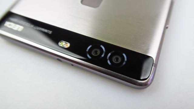 <b>Huawei P9 Plus: Camera lui P9 reîncarnată, cu un upgrade la selfie</b>Varianta scurtă a acestei analize de cameră a lui Huawei P9 Plus? Copy/paste la analiza lui Huawei P9. Serios acum, e fix aceeaşi cameră duală de 12 MP în spate cu tehnologie Leica, dar am preferat să despicăm firul în 4 din nou