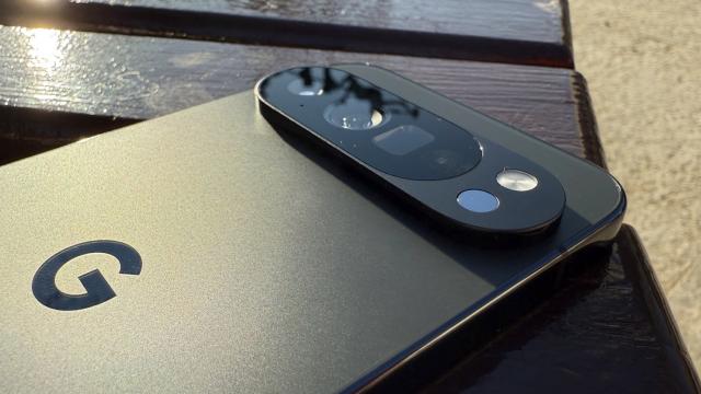 <b>Google Pixel 10 Pro XL: Cameră bună ziua, noaptea... nu prea</b>Google Pixel 10 Pro XL vine cu FIX, dar FIX acelaşi setup de camere ca la predecesor, Pixel 9 Pro XL. Şi apropo, e acelaşi ca şi la Pixel 10 Pro, ca să ne lămurim. În față primim senzor selfie de 42 MP, ultrawide, cu autofocus și filmare 4K la 60 FPS