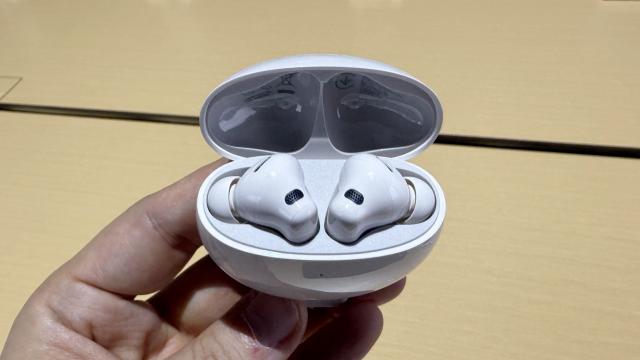 <b>Căştile Huawei FreeBuds 7i au sosit în Europa; Când vin în România, cât costă şi impresii </b>La evenimentul asociat lui Huawei Watch GT 6 de la Paris, Huawei a lansat la nivel european şi încă o pereche de căşti accesibile. Huawei FreeBuds 7i stă fix între FreeBuds Pro-ui şi FreeBuds SE 4 ANC. Costă 99 de euro şi avem detalii mai jos