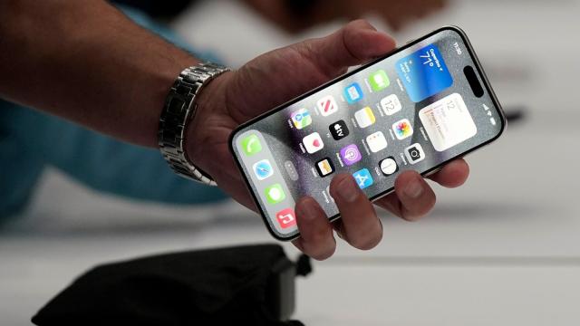 <b>iOS 27 vine cu AI și optimizări serioase; Apple promite stabilitate și un Siri mai deștept</b>Se intensifică zvonurile cu privire la iOS 27, noua versiunea a sistemului de operare pregătită de Apple pentru iPhone. Am tot auzit în ultimul timp că noul update mizează pe opțiuni AI. Ei bine, Mark Gurman de la Bloomberg, tipster de încredere