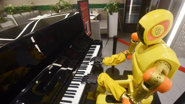 <b>Warner Music renunță la procesul cu Suno și semnează un acord inedit cu platforma AI de generare muzicală</b>Warner Music Group a ajuns la un acord cu Suno, compania tech din spatele uneia dintre cele mai avansate platforme AI de generare muzicală. Discuțiile dintre cele două părți au început în contextul unui proces de copyright intentat de WMG, proces care acu