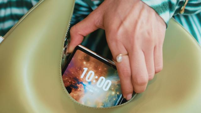 <b>Nubia Flip 3 devine oficial: telefon pliabil cu ecran extern mai mare, procesor midrange MediaTek</b>ZTE tocmai a extins gama sa de telefoane pliabile cu un model nou Flip. E vorba despre Nubia Flip 3, care tocmai a debutat în Japonia, pentru început. Vânzările vor începe cândva în ianuarie 2026