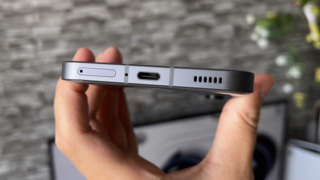 <b>Nothing Phone (2): Acustică stereo hibrid, cu rezultate rezonabile dar fără recorduri</b>Nothing Phone (2) vine echipat cu un setup de difuzoare stereo hibrid, iar prin hibrid mă refer la un difuzor clasic la bază + earpiece-ul pentru convorbiri ce preia rol de difuzor secundar. Cu aceste lucruri în minte am pornit la testele
