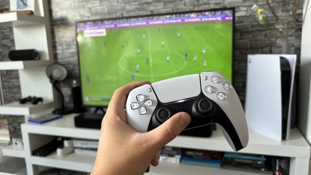 <b>Game Review: FC 24 - simulatorul definitiv de fotbal are acum un nume nou și tehnologii next-gen pentru extra realism </b>Orice pasionat de fotbal știe că luna septembrie înseamnă și un nou joc din seria FIFA, dar acum în 2023 lucrurile se schimbă sau mai bine zis numele se schimbă, pentru că în loc de FIFA 24 primim FC 24, adică Fotbal Club 2024