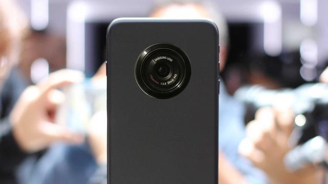 <b>Cum ar arăta iPhone 7 Plus dacă ar genera efectul “bokeh” din obiectiv şi nu din software</b>Există destule persoane încântate de efectul "bokeh" prezentat de Apple pe scenă odată cu lansarea lui iPhone 7 Plus, mai ales că a fost comparat cu realizările unui DSLR. Ei bine, cum deja știți probabil, terminalul realizează acest efect din software..