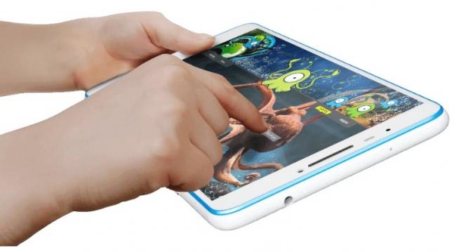 <b>Lenovo Tab3 7 Plus apare în imagini pentru presă; aflăm dotările hardware și prețul de comercializare</b>În vreme ce phablet-urile ajung la diagonale de până la 6.8 inch, iată că Lenovo pregătește lansarea pe piață a unei tablete de 7 inch - model numit Tab3 Plus și prezentat în imaginile de mai jos. Acest nou dispozitiv urmează a sosi la pachet alături de