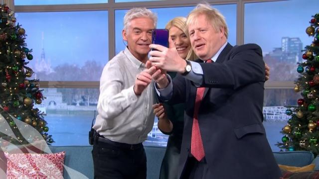 <b>Boris Johnson, prim-ministrul britanic, a fost surprins făcând selfie cu un telefon Huawei P20 Pro</b>Se pare că "Donald Trump-ul Marii Britanii", adică Boris Johnson este ceva mai prietenos cu Huawei decât varianta sa americană. Prim-ministrul britanic a fost surprins cu un Huawei P20 Pro în mâna la un talk show