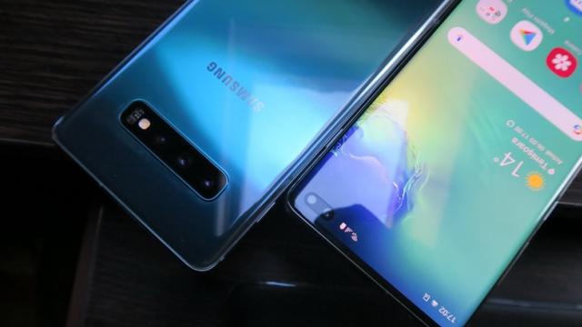 <b>Samsung Galaxy S10+ primește actualizarea oficială la Android 10 + One UI 2.0 în România! </b>Începutul săptămânii aduce vești bune pentru posesorii de Samsung Galaxy S10+ din România, flagship-ul de față tocmai bifând actualizarea oficială la Android 10 + One UI 2.0. Aflați că update-ul sosește via OTA