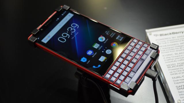 <b>IFA 2018: BlackBerry Key2 LE hands-on review - colorat şi readucând QWERTY-ul în actualitate (Video)</b>Dacă e cineva care mai crede în tastaturi QWERTY, atunci acea companie e cu siguranţă TCL, prin brandul BlackBerry. Compania a prezentat la IFA 2018 telefonul BlackBerry Key2 LE, o variantă Lite de BlackBerry Key2, care a primit o scurtă prezentare..