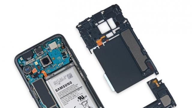 <b>Nota 4 pentru Galaxy S8 la uşurinţa de reparare; Vedem disecţia iFixit în detaliu</b>Iată că pe masa experților de la iFixit ajunge astăzi nimeni altul decât Samsung Galaxy S8, un telefon ce primește nota 4 din 10 atunci când vine vorba de ușurința de reparație. Din câte se pare, flagship-ul sud-coreenilor pe anul 2017 nu este prea