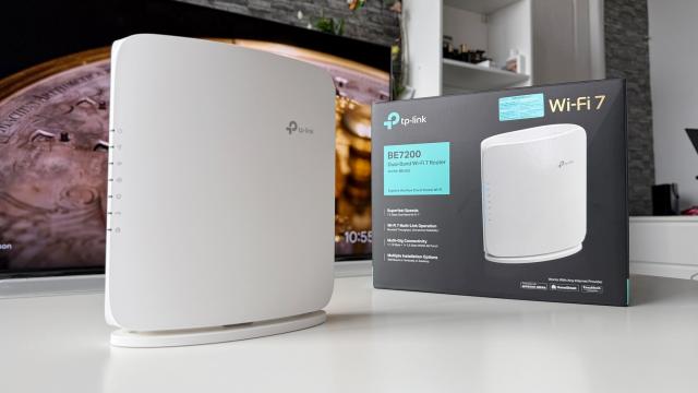 <b>TP-Link Archer BE450 - Routerul Wi-Fi 7 pe care Moșul chiar ar trebui să-l aducă sub brad</b>Finalul de an 2025 mi-a adus multe routere pe masa de teste, iar unul dintre ele pare făcut special pentru perioada sărbătorilor. E Crăciunul și poate că vrei, în sfârșit, o conectivitate mai bună în apartament, mai ales