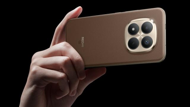 <b>Redmi Note 15 Pro+ acum disponibil și global, dar cu ceva schimbări față de varianta chineză</b>Alături de Redmi Note 15 Pro 4G și Redmi Note 15 Pro 5G, astăzi Xiaomi a adus global și smartphone-ul Redmi Note 15 Pro+ care are ceva diferențe față de varianta sa deja disponibilă în China. Descoperim din rândurile de mai jos