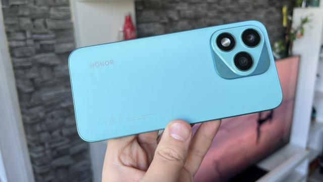 <b>Honor 400 Lite primește extra-discount la Altex + voucher în valoare de 200 lei la achiziție; Varianta cu 256 GB de stocare, acum sub 700 lei</b>Honor ne anunța recent că de sărbători seria de telefoane HONOR 400 va fi pusă în lumina reflectoarelor. Pe atunci nu părea o campanie foarte interesantă și nici nu ne-a fost dezvăluită oferta, dar iată că telefoanele au început să aibă parte de reduceri