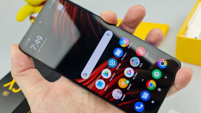 <b>POCO X3 NFC: Design uşor de identificat, DSLR-ul întâlneşte maşina de curse</b>POCO X3 NFC e uşor de identificat dintr-o mulţime de telefoane. Pe de o parte are acel modul de cameră cu design inspirat de DSLR şi apoi ditamai dungă pe mijloc, că o maşină de cursă supărată. Vine pe nuanţele Cobalt Blue, Shadow Gray şi noi o avem..