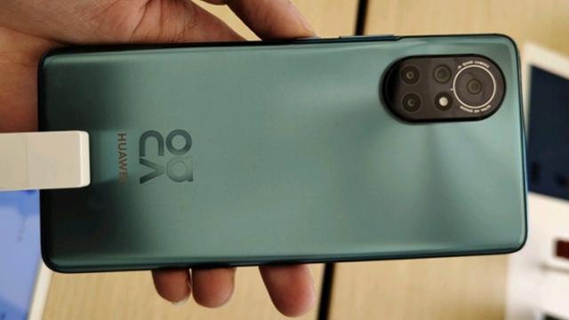 <b>Huawei Nova 8 apare în fotografii hands-on în pragul lansării; Vine cu senzor foto principal ULTRA HD în spate</b>La mijloc de săptămână continuă iată leak-urile pentru Huawei Nova 8, telefon așteptat să debuteze oficial pe piața din China pe 23 decembrie. În ultimele zile am tot văzut teasere, am aflat că vom avea un modul