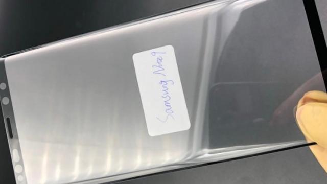 <b>Protecții pentru ecranul lui Samsung Galaxy Note 9 apar în fotografii; Avem și un clip hands-on</b>Un zvon ce a început să circule în mediul online este și acela referitor la debutul din iulie al smartphone-ului Samsung Galaxy Note 9, debut ce ar putea avea loc dacă ținem cont de planurile sud-coreenilor pentru 2019 atunci când vor să introducă
