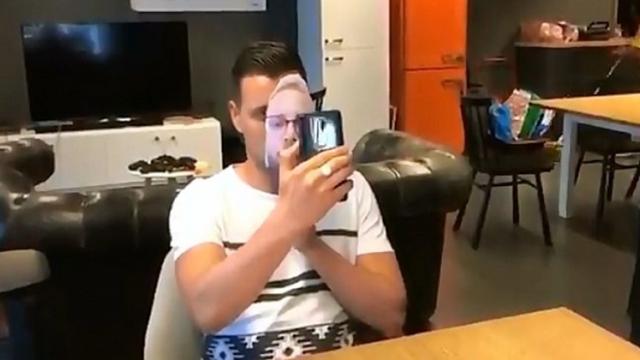 <b>Oricine îţi poate debloca telefonul OnePlus 6 folosind o fotografie a feței tale</b>Printre funcțiile oferite alături de flagship-ul OnePlus 6 avem și pe cea de autentificare facilă, o funcție care nu este pe atât de sigură pe cât se promovează. Descoperim astăzi că sistemul de scanare al feței de pe noul telefon asiatic poate fi