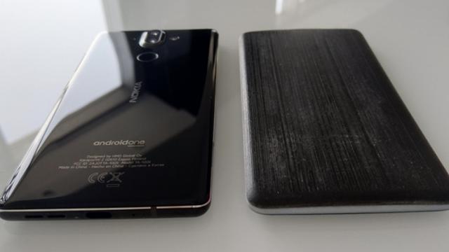 <b>Iată cum arată prototipurile de telefoane Nokia din ultimul an, prezentate de un oficial HMD Global</b>Vedem astăzi și cum arată prototipurile de telefoane Nokia din ultimul an, dispozitive ce ne sunt prezentate chiar de către un oficial finlandez din cadrul HMD Global. Ne sunt prezentate aici variantele prototip pentru telefoane precum Nokia