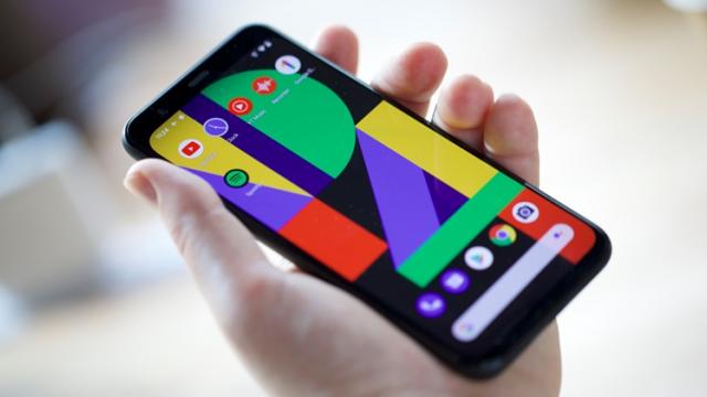 <b>Preț și disponibilitate Google Pixel 4 în România</b>Iată că de astăzi debutează pe plan local și Google Pixel 4, un telefon mult așteptat de către fanii Google de la noi din țară. Rămâne în continuare un super aparat pentru fotografiat, dar pune acum accentul și pe alte capitole