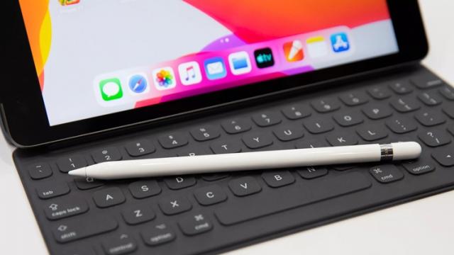<b>Apple rămâne lider de piaţă în segmentul tabletelor şi în trimestrul 3 din 2019; Amazon şi Samsung prind podiumul</b>Dacă despre telefoane am tot vorbit în ultima vreme, cu accentul pe evoluţia pieţei smartphone, acum e momentul să aruncăm o privire şi spre tablete. Teoretic acestea nu o duc bine de câţiva ani, dar în ultima vreme piaţă