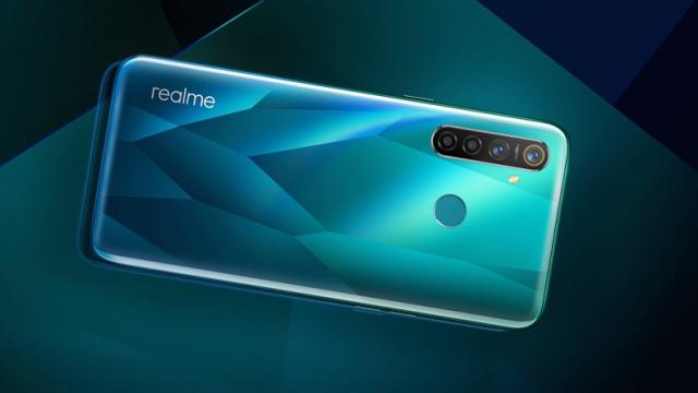 <b>Turul Magazinelor #635: Carduri de memorie la zeci de lei, Fitbit Versa 2 la reducere, telefon cu 4 camere sub 1000 lei</b>Penultima zi înainte de Black Friday şi tot mai găsim oferte bune. Încep prin a vă spune că acest Tur e mai degrabă bogat în accesorii pentru telefoane, decât telefoane, dar avem preţuri foarte bune la carduri de memorie