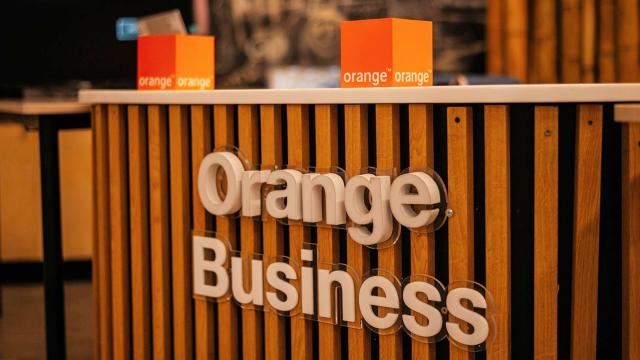 <b>Toate abonamentele Orange Business se scumpesc cu 5% începând cu data de 1 decembrie 2024; Care e motivul?</b>Auzim tot mai des de majorări de preț când vine vorba de abonamente, servicii, dar și alimente, multe dintre acestea având drept cauză inflația. Ei bine, iată că sunt anunțate scumpiri și de către Orange România în această perioadă. Vorbim despre majorări
