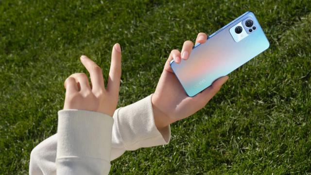 <b>OPPO Reno7 Pro 5G este aici și vine cu procesor Dimensity 1200-MAX, cameră IMX766 de 50 mpx și LED de notificări în jurul modulului foto din spate</b>Această zi de 25 noiembrie marchează debutul seriei Reno7 pe piața din China, o familie de telefoane care include pentru început 3 modele și anume: OPPO Reno7 5G, Reno7 SE 5G și Reno7 Pro 5G. Detalii despre fiecare parte veți