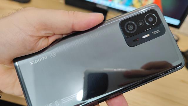 <b>Xiaomi 11T: Design fără prea mari obiecţii, 11T Pro redivivus</b>Xiaomi 11T păstrează fix, dar fix acelaşi design ca şi versiunea Pro, fără a schimba lungimea, lăţimea sau talia de 8.8. E drept că acest model e cu un 1 gram, mai uşor, la 203 grame, dar la acest nivel nu aici şade reperul. Telefonul îmi pare greu