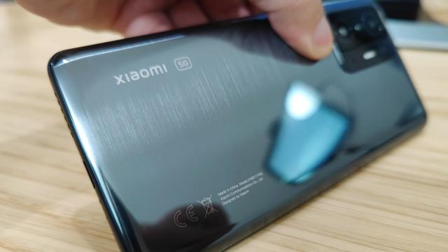 <b>Xiaomi 11T: Hardware uşor de confundat cu 11T Pro + alt CPU şi încărcare</b>Xiaomi 11T este în proporţie de 90% Xiaomi 11T Pro şi asta se va reflectă cel mai bine în acest segment al recenziei: Hardware. Amândouă telefoanele au acelaşi ecran, baterie, camera principală şi frontală, difuzoare stereo, standard de conectivitate