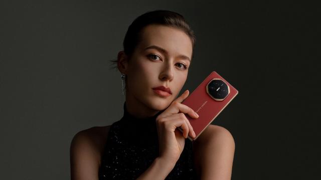 <b>HUAWEI Mate XTs va sosi pe data de 4 septembrie, triplu pliabil cu upgrade-uri de performanță, cameră și design</b>Știam faptul că cei de la HUAWEI pregătesc generația 2.0 de smartphone triplu-pliabil, iar acum știm și numele său oficial plus data la care va debuta. După cum era de așteptat, lansarea are loc în primă fază în China și este greu de spus