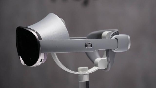 <b>Când se lansează casca Samsung XR, ucigaşul de Apple Vision Pro? Ştim şi cât costă</b>Recent vivo a lansat o cască de realitate mixtă excelentă, în sfârşit un rival pe măsura lui Apple Vision Pro. Samsung nu se lasă mai prejos şi deşi ne tot oferă teasere pentru casca să de vreun an, iată că azi aflăm şi informaţii concrete