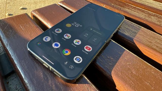 <b>Google Pixel 10 Pro XL: Display ultra luminos, reîncarnat de la Pixel 9 Pro XL</b>Google Pixel 10 Pro XL aduce acelaşi ecran ca predecesorul, un OLED LTPO de 6.8 inch. Are rezoluţie de 2992 x 1344 pixeli, refresh rate de 120 Hz, suport HDR10+ şi atinge până la 3300 de nits de luminozitate. E drept modelul din 2024