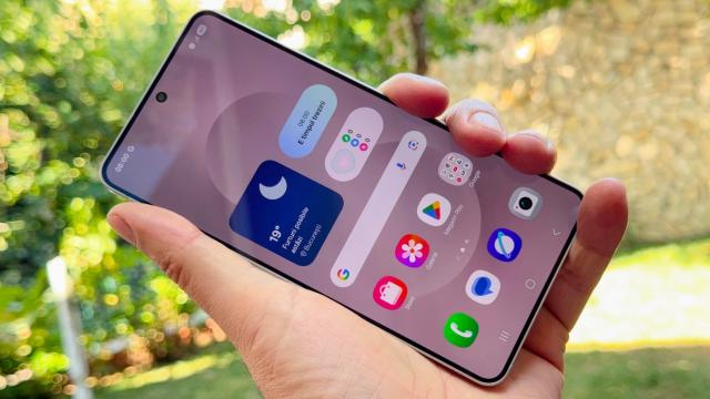 <b>Samsung Galaxy S25 Edge: Display reîncarnat de la S25+, cu peste 1000 LUX</b>Ca să fie clar din capul locului, Samsung Galaxy S25 Edge are acelaşi ecran ca şi S25+ şi mă refer la un panou AMOLED LTPO 2X, doar ca la S25+ e un Dynamic LTPO AMOLED 2X. În rest au aceeaşi diagonală, de 6.7 inch, acelaşi refresh rate
