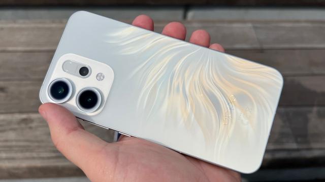 <b>OPPO Reno14 5G review detaliat în limba română (evaluare Mobilissimo)</b>Dacă la început de an 2025 testam OPPO Reno13 și Reno13 F, acum la început de septembrie spunem bun venit noilor modele intitulate OPPO Reno14 și Reno14 F care au poposit de asemenea în redacția Mobilissimo. Recenzia de față îi